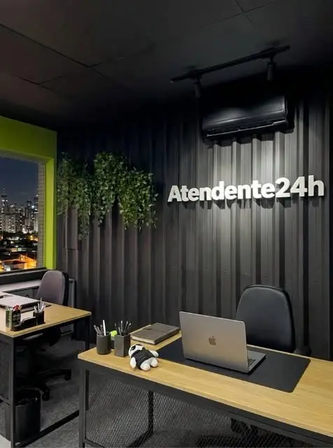 Escritório do Atendente24h com o Bento na mesa