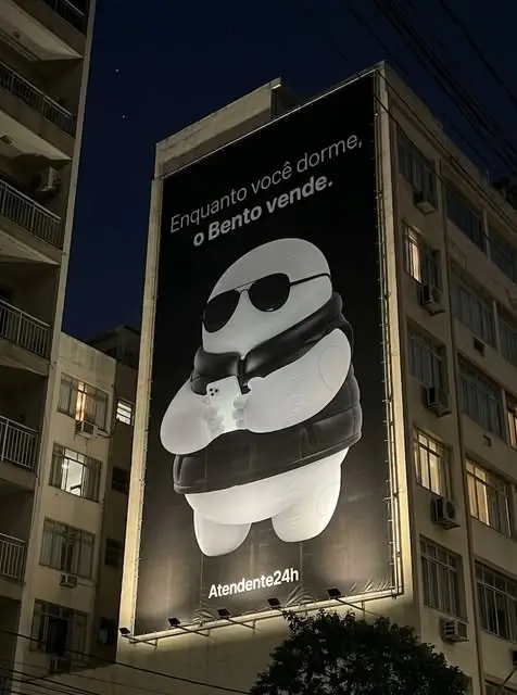 Painel em prédio: Enquanto você dorme, o Bento vende