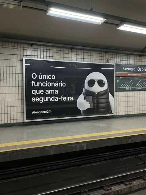 Cartaz no metrô: o único funcionário que ama segunda-feira